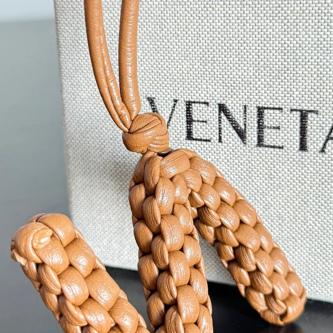 Batch 420 Let’s see what new cute little thing BV has released~ It’s this letter pendant, which is different from the puppy pendant. The weaving of this letter is more three-dimensional, and the material is very solid, and it is not easy to deform even if it is folded. Style number: N